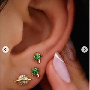 14K YG EMERALD MUSHROOM SINGLE STUD